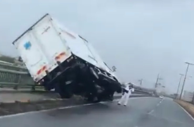物置より重いトラックが台風で飛ぶ